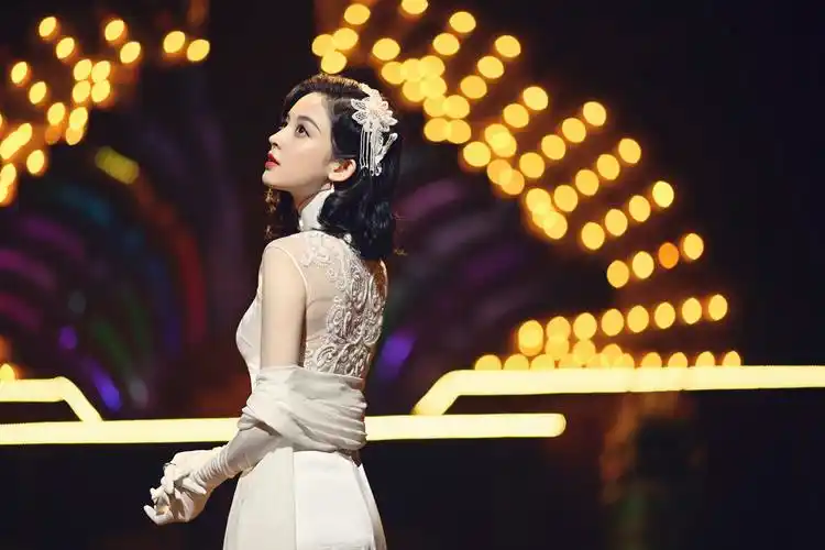 娜扎有不少旗袍造型.