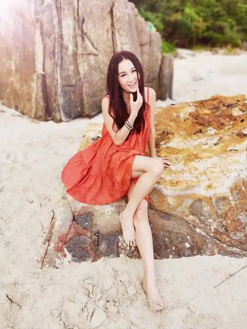 53岁温碧霞保养如少女,亮片吊带连衣裙甜美俏皮,卷发造型更温柔