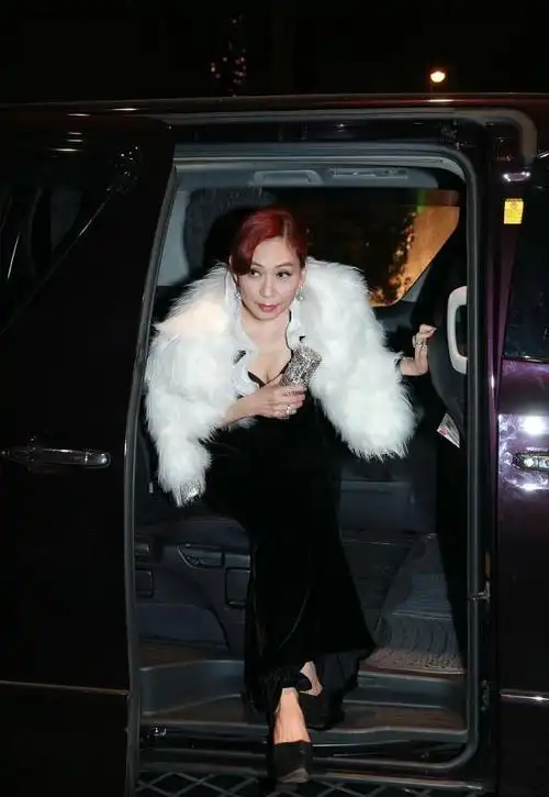 邝美云穿衣还真大胆,穿一袭连衣裙,挤得那么厉害真怕一下子走光