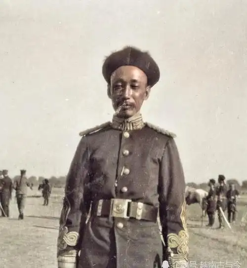 官长穿皮靴,士兵头戴军帽.清朝灭亡前的新军上色照.