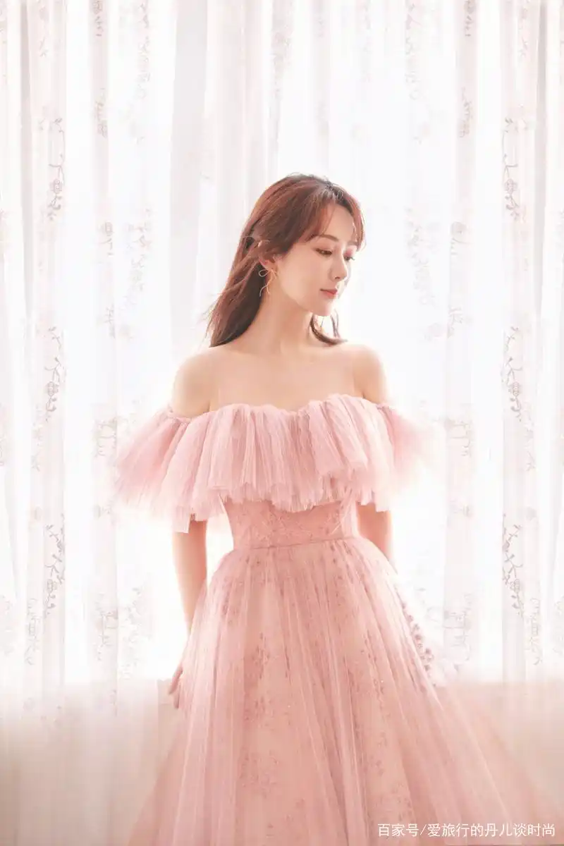 杨紫一袭粉色露肩连衣裙,明艳性感,女人味十足