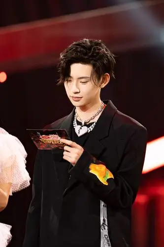 [小鬼][新闻]200718 《偏爱》首唱舞台深情上线!