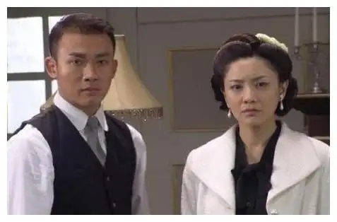 27岁成影后被前男友抛弃,后嫁小三岁老公,如今儿子聪明伶俐|胡可|红幡