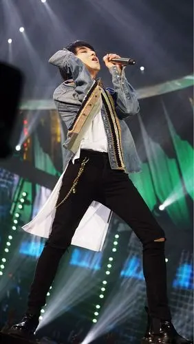 见识一下传说中华晨宇两米八的大长腿 最后一张简直逆天了