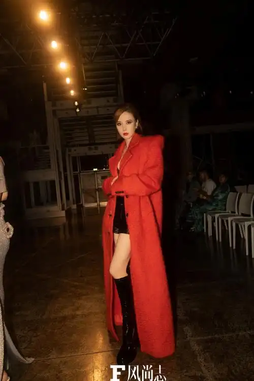 风尚志ciaomilano##风尚志张萌米兰时装周看秀之旅#@张萌红色垫肩