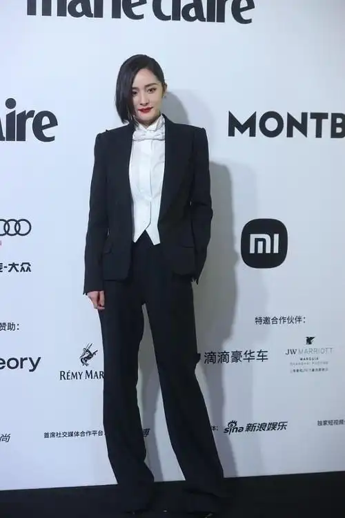 杨幂虽然长相妩媚,但一身黑白搭配也很"精英",发型却很有个性
