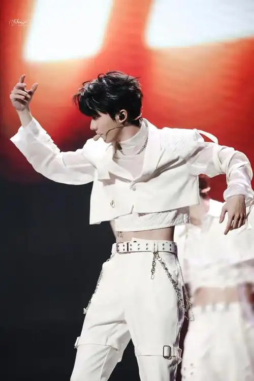 马嘉祺演唱会照片大家觉得帅不帅呢