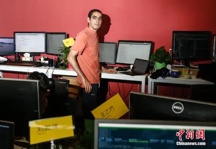 图为这家公司里的法国博士工程师雨果.6月23日,他刚刚入职.