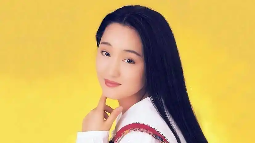 打扮时髦大胆出位的年代,她的甜美纯真可以说是内地女歌手的一股清流