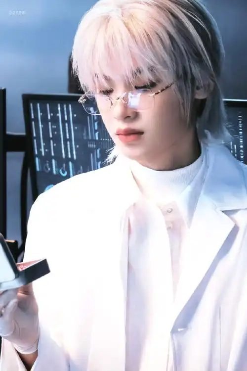 黄明昊白发撕漫男