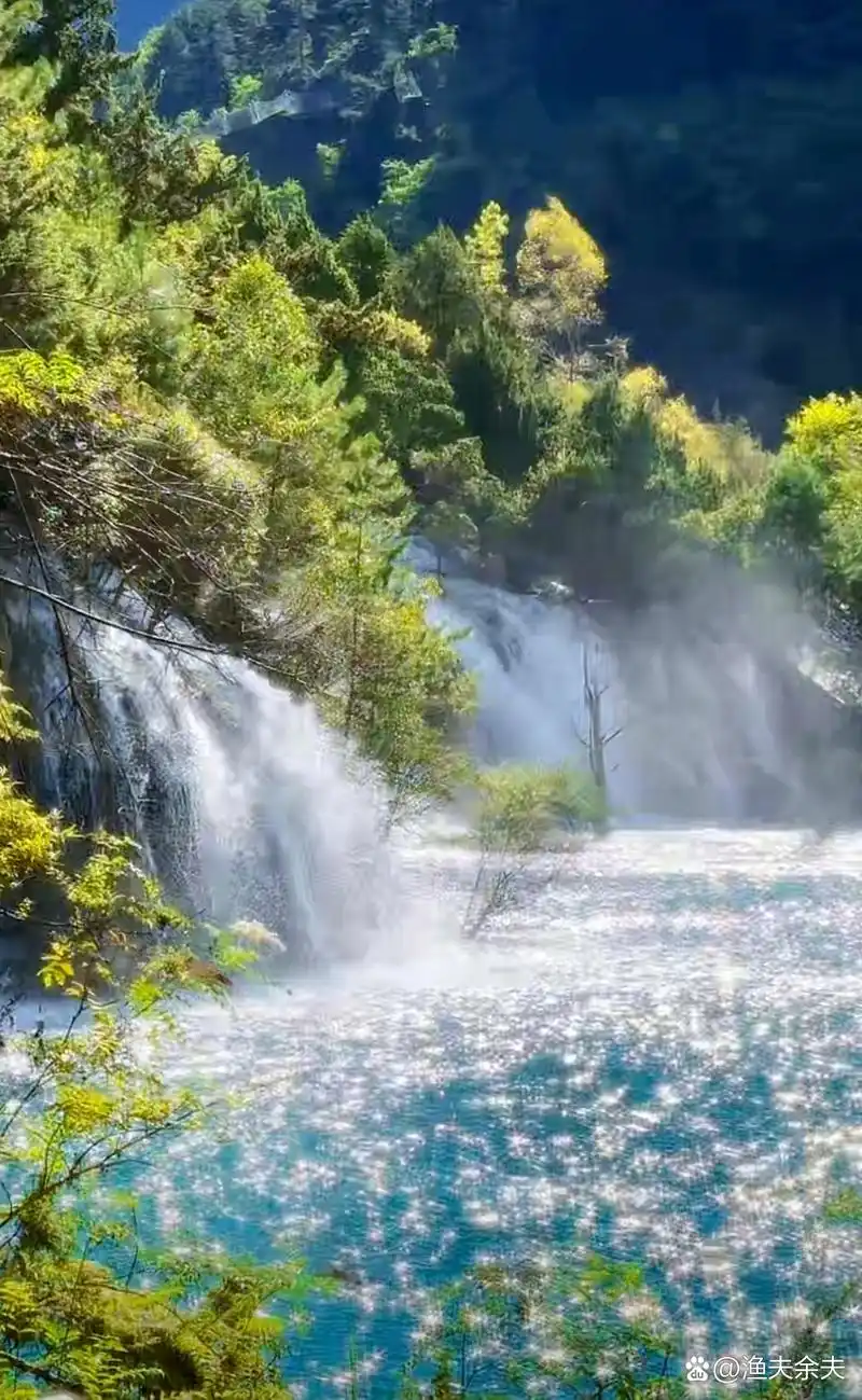 九寨沟火花海  阳光洒在瀑布上,水花闪着金光,仿佛是大自然自己的笑容