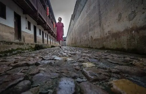 【龙南客家围屋里的美女】