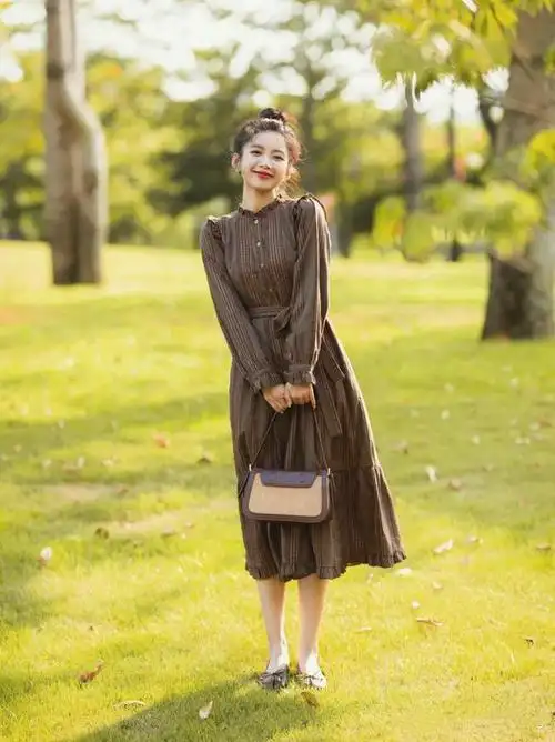 穿裙子怎么拍才好看?从全身,半身,坐姿照下手,拍照优雅又上镜