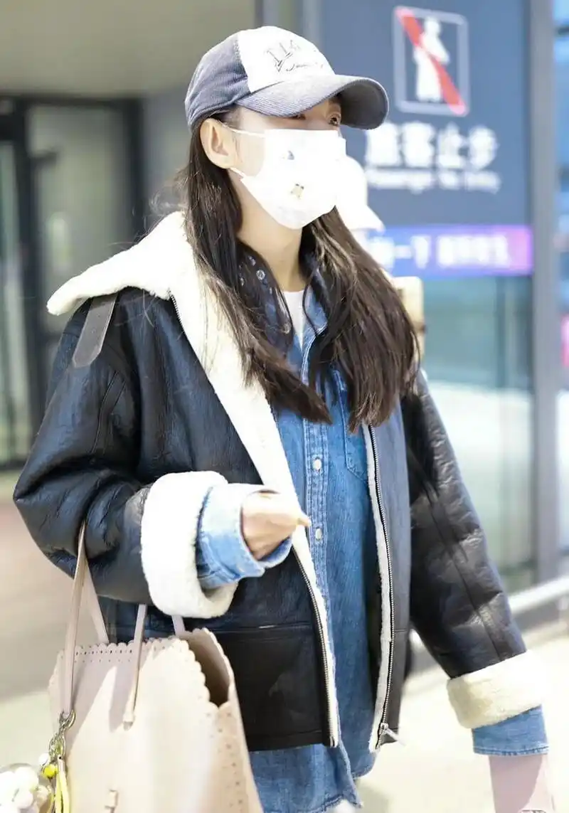 张雨绮机场街拍,黑色羊羔绒皮夹克 牛仔衬衫 牛仔裤复古球鞋,休闲随性