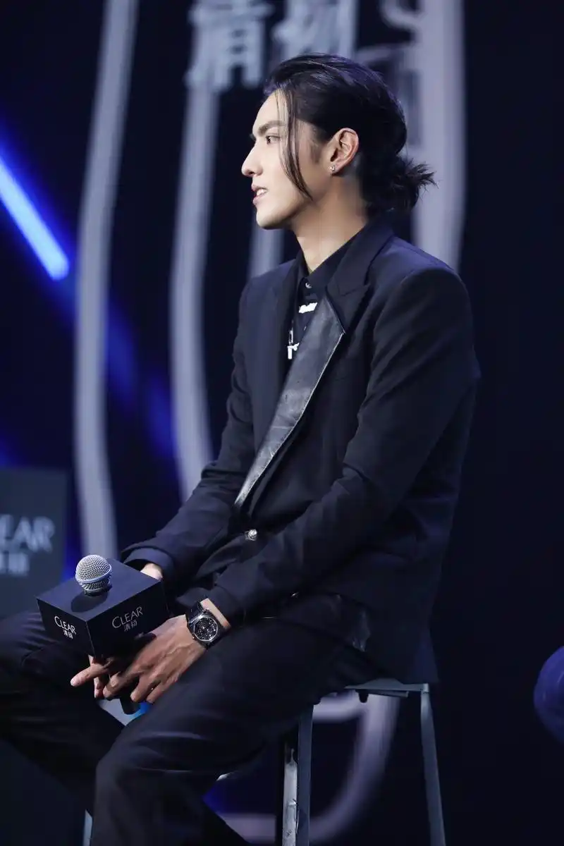 吴亦凡用剪掉的头发比心这发量太让人慕了