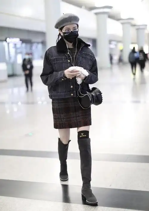 陈小纭街拍:拼接牛仔夹克"腰鼓包" 格纹裙过膝靴甜美乖巧