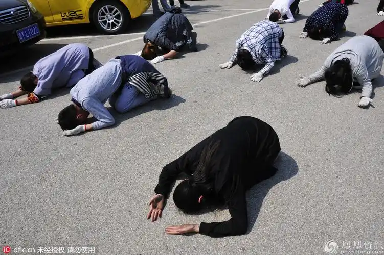 五一长假 烟台信徒虔诚叩拜场面