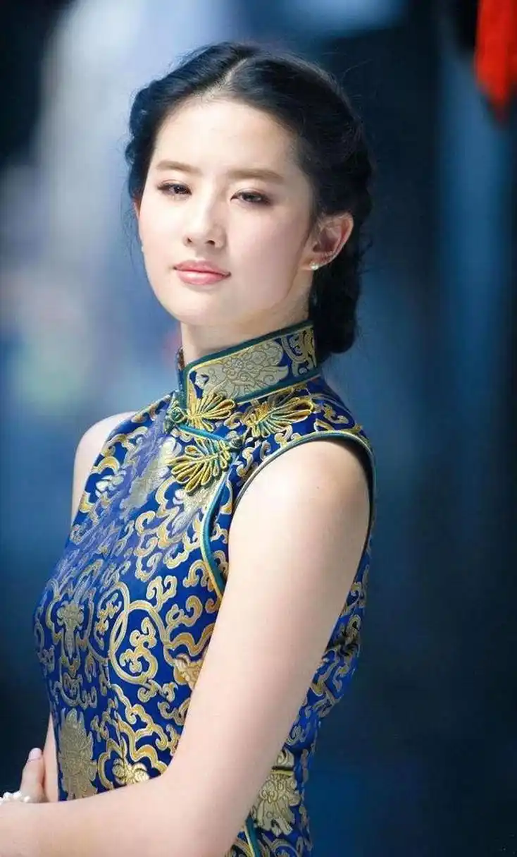 刘亦菲和古力娜扎,两位女神身高不相上下,都穿上了白色玫瑰旗袍.