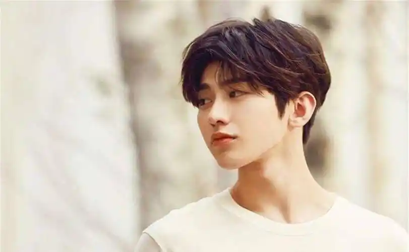 最近我们的流量小生蔡徐坤真的是非常的火,相信大多数的朋友们都是从