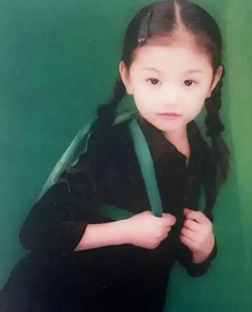 刘雨昕反差大,许佳琪可爱,虞书欣"小作精"本精_小时候_谢可寅_陆柯燃