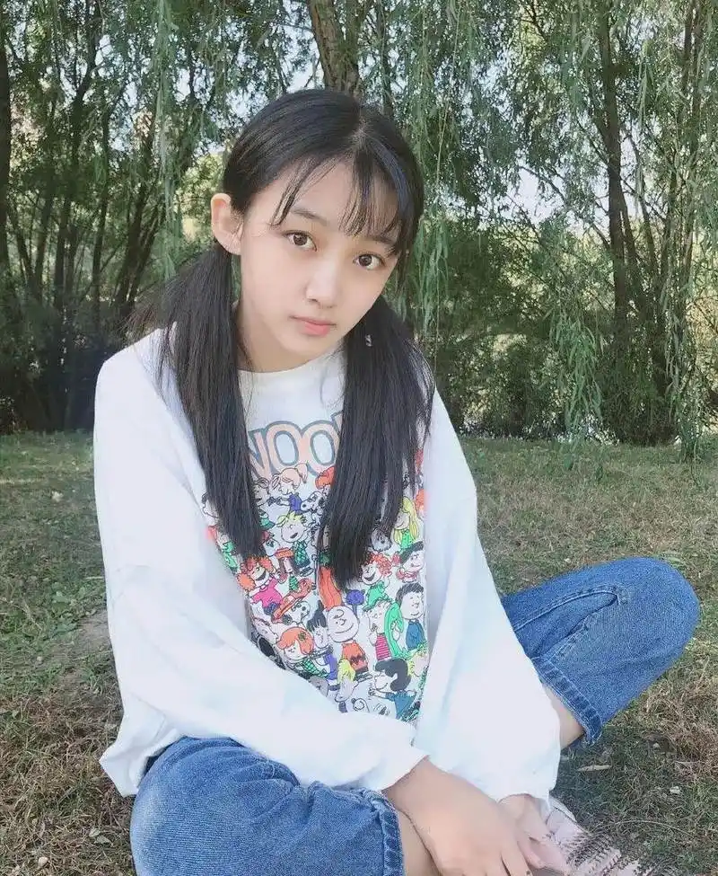 曲芷含秋天户外写真保持微笑的眼睛,才能看见更多美的风景