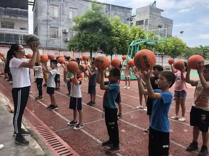 原洁梅老师执教体育课《篮球行进间的运球》.