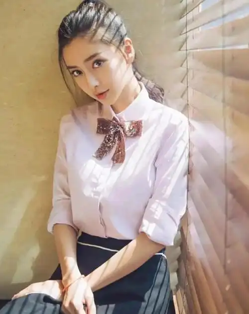 在广告中出现的这张"精致"的脸蛋,正是拥有"惊艳混血颜"的angelababy