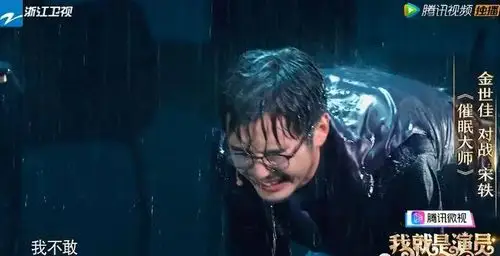 在雨中这段崩溃大哭的戏真的很颠覆了,完全打破了大家对以前那个"逗比