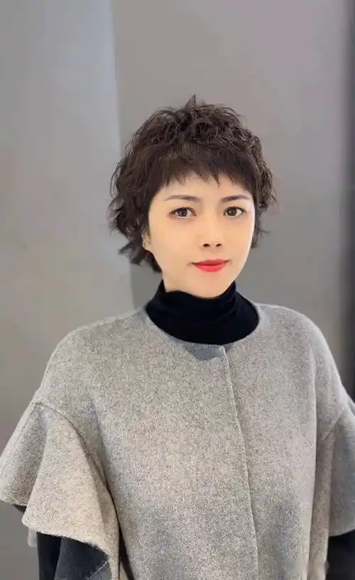 女人过了50岁,最火的还是剪短发,利落时尚有气质_头发_发型_女性