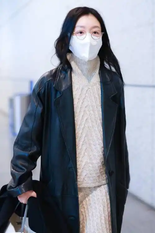 2024年1月11日,上海,周冬雨结束《w》杂志年度盛典行程现身上海虹桥