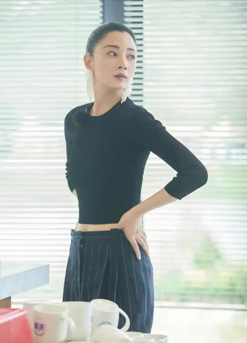 殷桃美得很真实,私服穿搭简简单单,也依旧显气质