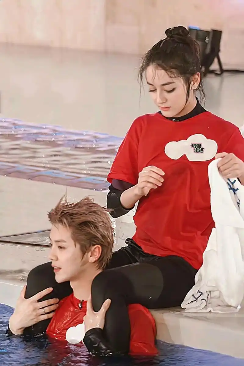 一张封神cp照,鹿晗和热巴当时真的挺好磕的.