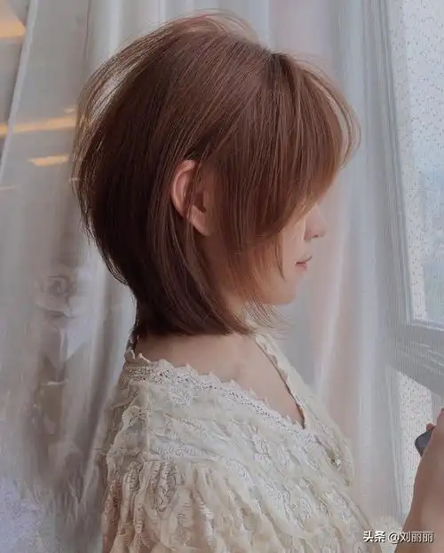 这种长度的发型修饰脸型功力十分强大,比如这种低层次的齐肩发型搭配