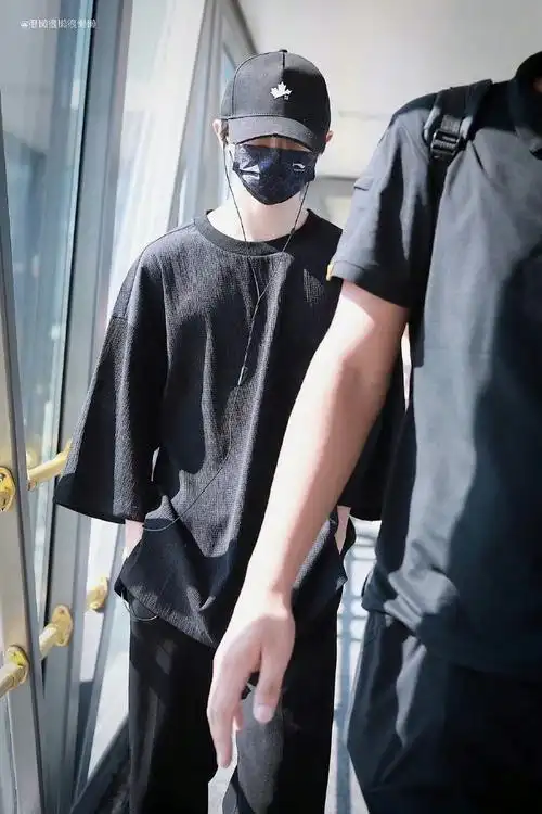马嘉祺#机场路透96马嘉祺身穿一身黑出发去西安明天节目录制顺肋构
