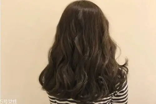 不管你是头发多还是厚的都是可以尝试的一款微卷发型,发尾烫的稍微带