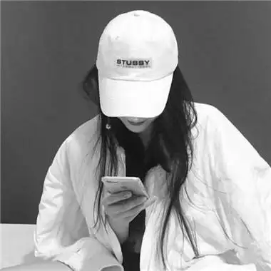 霸气黑白头像女生戴帽子黑衣服我总是一个人在练习一个人