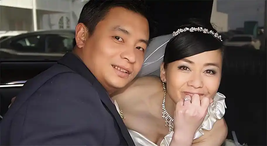 与李大双相同的是,李琳也有过一段婚姻关系,李琳于2007年与第一任丈夫