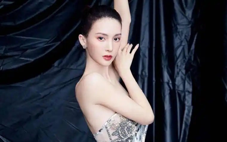 隐瞒了我们14年!原来金晨的亲生父亲竟是他,难怪女儿能大红大紫