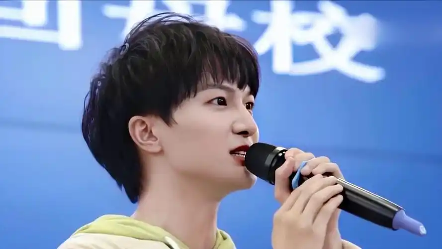 有没有周深超好看的照片无水印