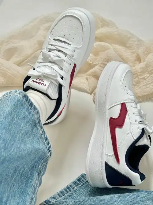 春日松弛感穿搭 牛仔裤配小白鞋好有少年感阿!