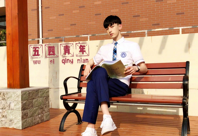 郭俊辰《少年派》热拍中 校服男神重现校园