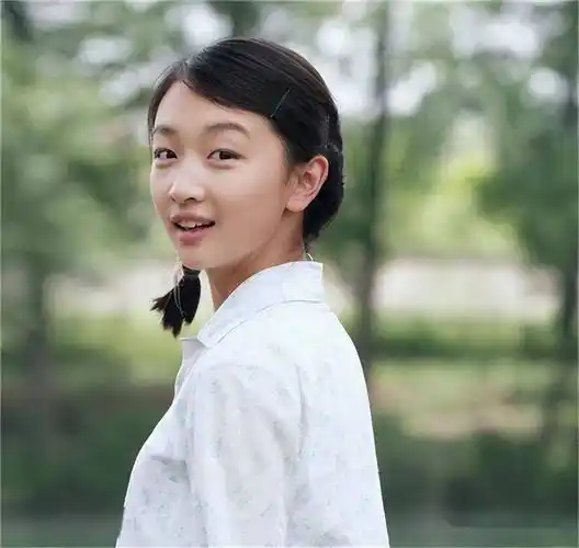 看完周冬雨高中时的照片,完全理解为何她被张艺谋相中,太水灵了