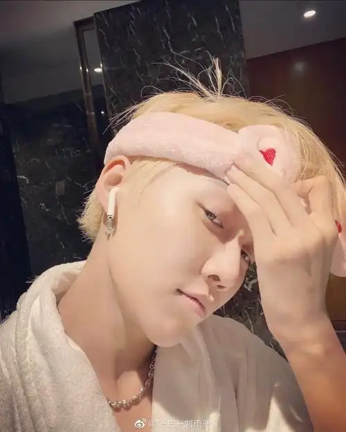 刘雨昕九宫格自拍又奶又拽1500w粉丝福利