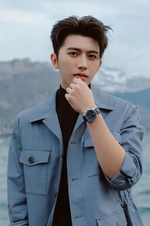 先锋人物:@蔡徐坤先锋型格:遥望未来,标记下一个目的地先锋单品:#泰格