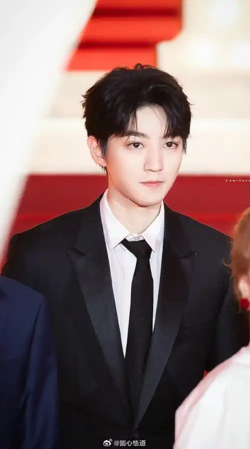 王俊凯送王源花篮