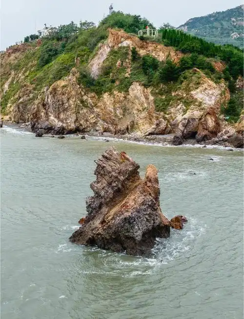 青岛石老人坍塌:千年的石头终成尘