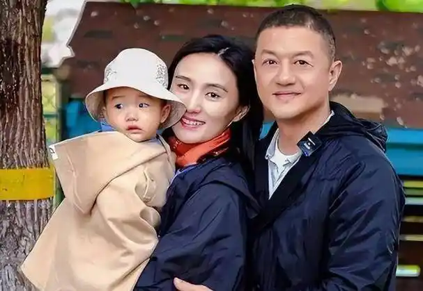 李亚鹏透露李嫣将报考艺术学院,想当明星出道,抽烟只是偶尔放松_直播