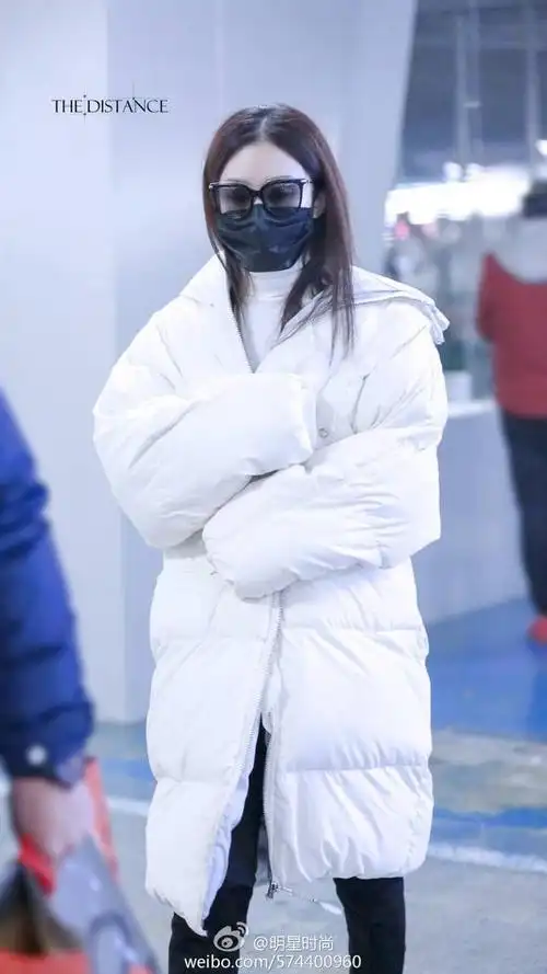 赵丽颖穿白色大羽绒服现身机场内搭的小西装外套更优雅帅气