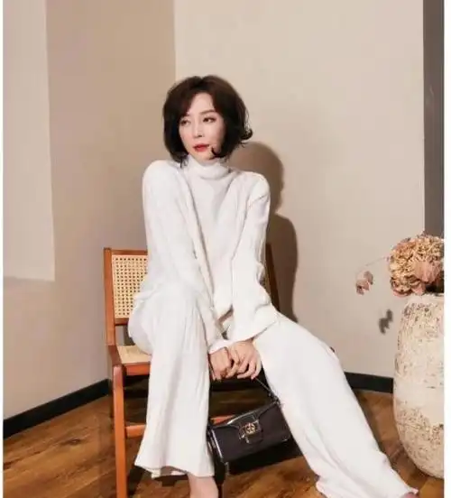 今天我们将通过陈数的两个着装设计,深入探讨中年女性的新鲜潮流.