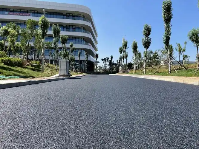 数聚小镇项目抢抓关键施工节点完成园区内沥青铺设工程